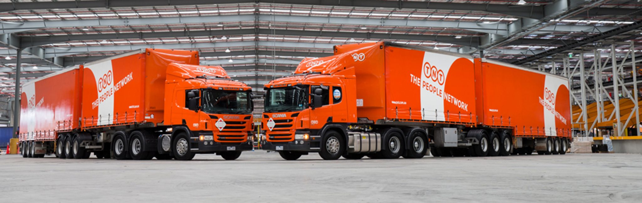 lorries_in_warehouse